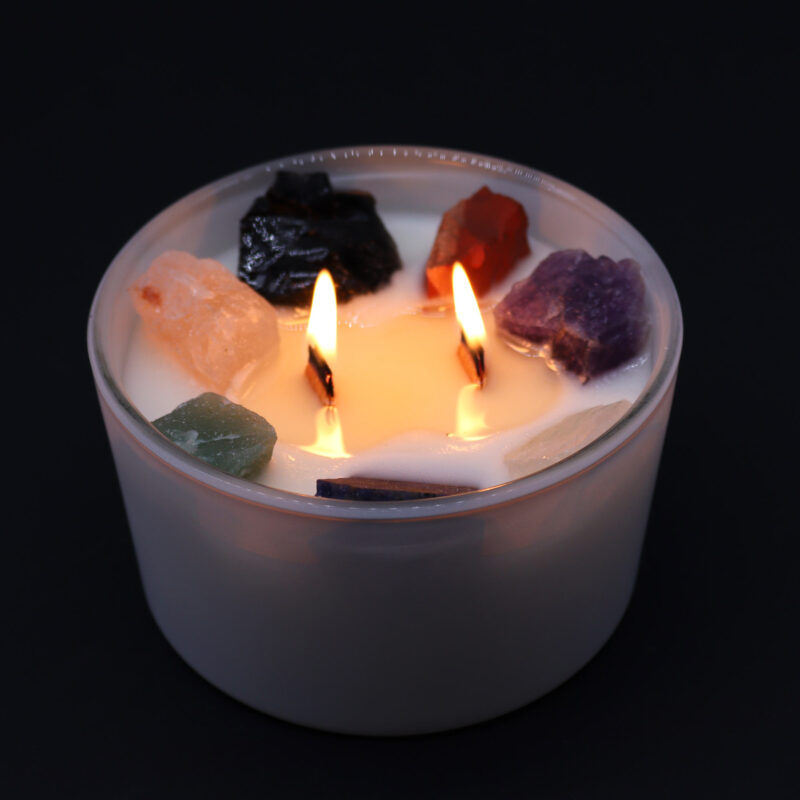7 chakra krystal duftlys tændt