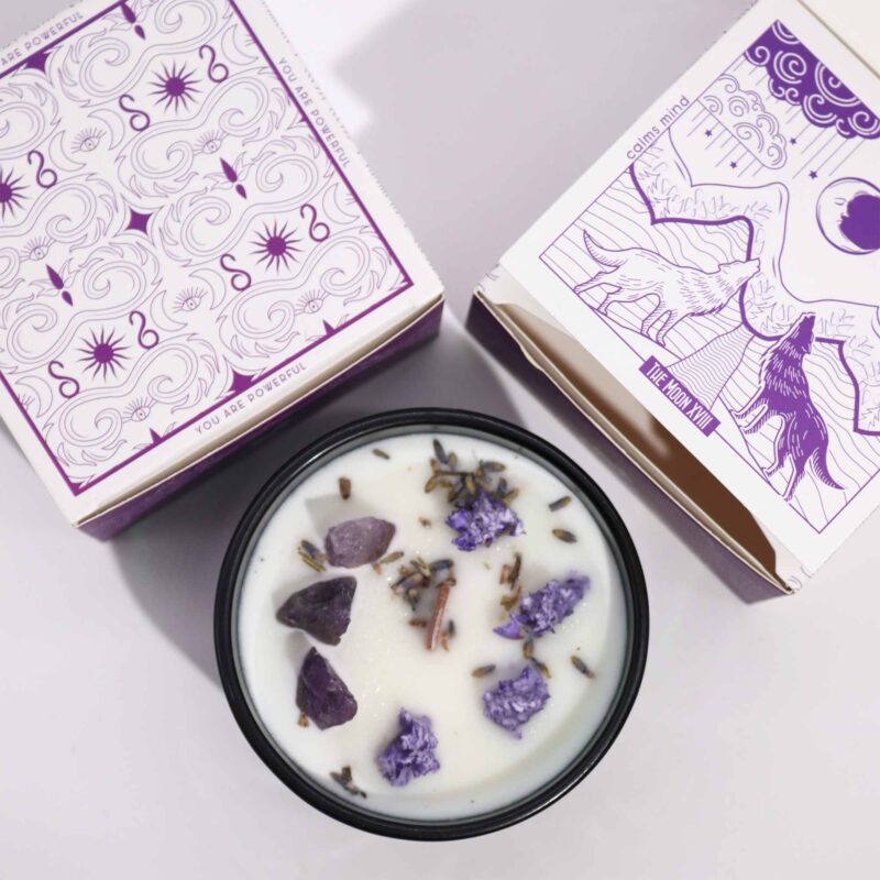 lavendel og ametyst krystal duftlys fra hop hare set oppefra med æsken ved siden af, der viser "The Moon" tarotkortet