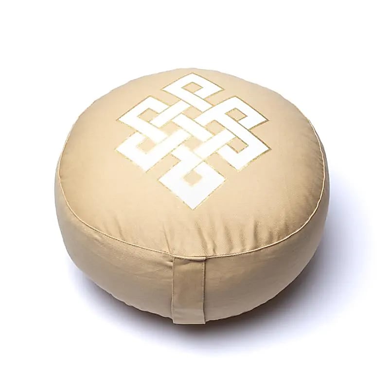 Meditationspude i beige med uendelighedsknude som print på midten