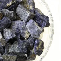 rå mørkeblå sodalit krystal i bunke.