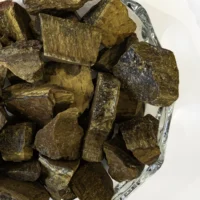 Rå tigerøje krystaller liggende i en skål.