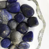 Lapis Lazuli krystal en skål med flere. Smuk mørkeblå farve med små skinnende guld stykker blandet i farven.
