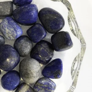 Lapis Lazuli krystal en skål med flere. Smuk mørkeblå farve med små skinnende guld stykker blandet i farven.
