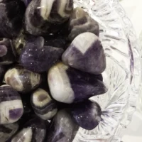 chevron ametyst i smuk lilla og hvid farve