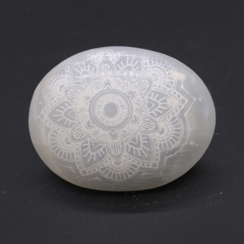 Mandala | Selenit Håndsten | 7 x 5,5 cm. - Image 2