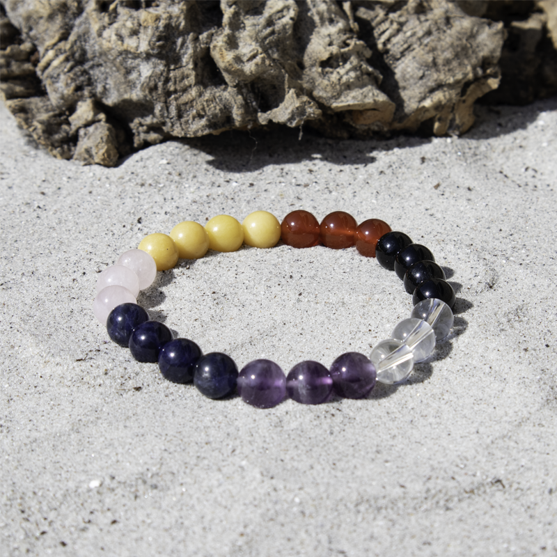 7 chakra armbånd i gule, røde, sorte, hvide, lilla, blå og lyserøde nuancer