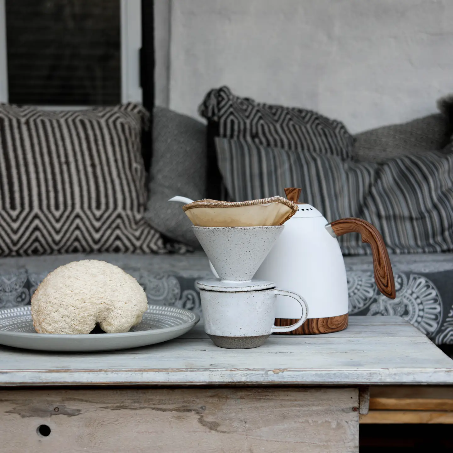lions mane økologisk kaffe bønner med kande og lions mane svamp liggende ved siden af