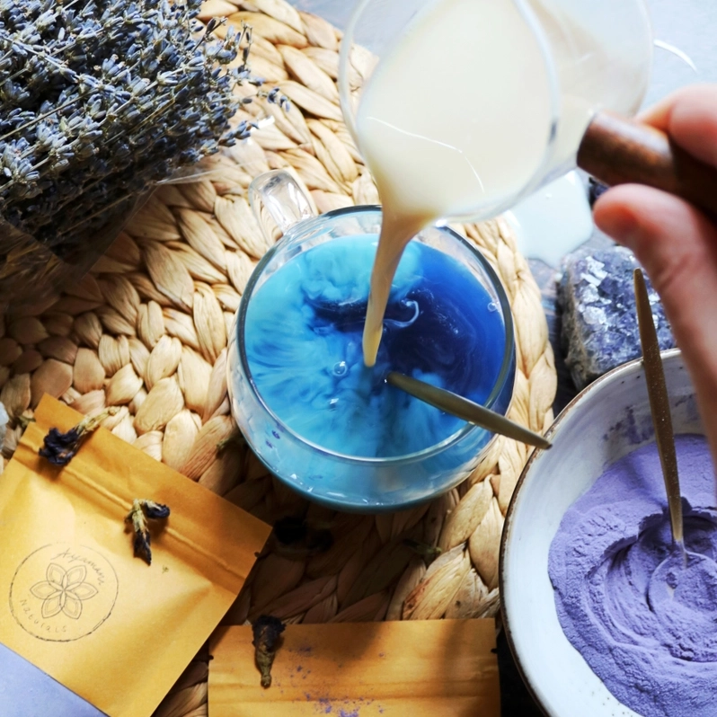 BLÅ FLØJLSLATTE | Blå Sommerfugleært Blend Latte