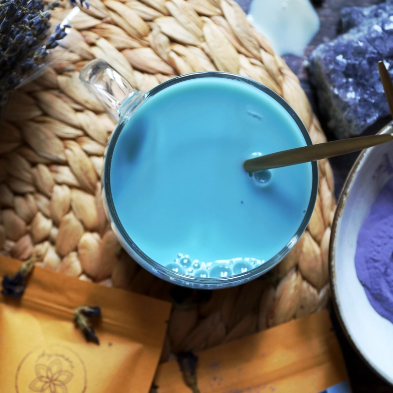 BLÅ FLØJLSLATTE | Blå Sommerfugleært Blend Latte