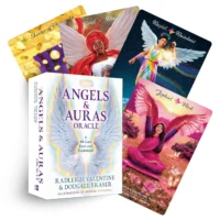 angels & auras orakelkort i lyseblå æske med englevinger der har en regnbue aura omkring sig