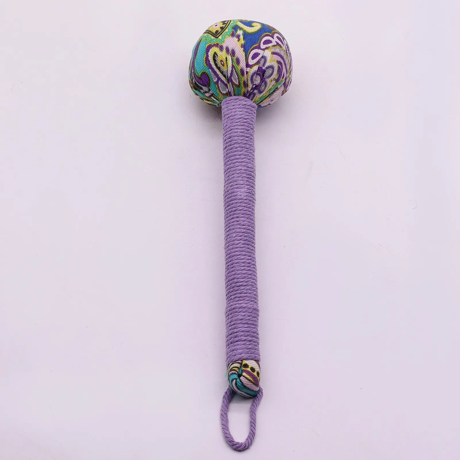 Lilla massage hammer på lilla baggrund