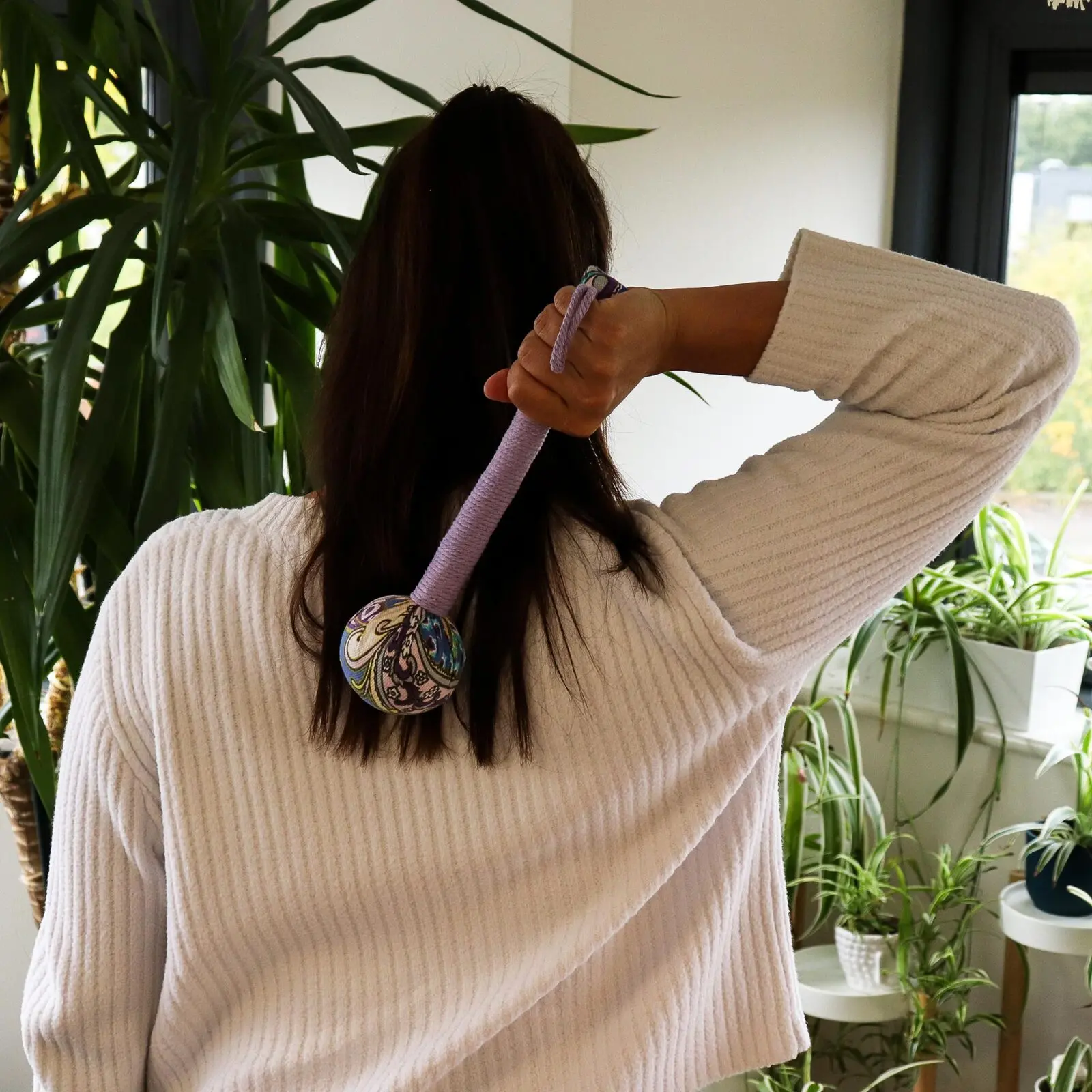 Lilla massage hammer i brug af mørkhåret kvinde