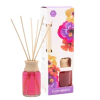 rødlig væske i glasflaske