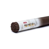 Tokusen Sagano | Japansk Røgelse Røgelsespinde | 36 g | ca. 50 pinde | Brændetid ca. 30 min Tokusen Sagano er en elegant og dybt balancerende japansk røgelse, skabt med aromatisk aloeswood (agartræ) – en af de mest værdsatte ingredienser i klassisk røgelsestradition. Duften er varm, jordnær og raffineret med dybe, træagtige noter, der både virker beroligende og let forfriskende. Denne røgelse er inspireret af Sagano Bambusskoven nær Kyoto – et sted kendt for sine majestætiske bambustræer og sin helt særlige lyd. Sagano er udvalgt som et af Japans “100 Sound Landscapes” – lyde, der minder os om at sætte tempoet ned og lytte til naturens egen rytme. Tokusen Sagano er en duftmæssig hyldest til følelsen af at gå gennem bambusskoven, mens vinden bevæger træerne og skaber en meditativ, næsten tidløs stemning. Duft & energi Duftprofil: Aloeswood / agartræ Karakter: Dyb, jordnær, rolig og elegant Energi: Indre stilhed, grounding, klarhed og nærvær Tokusen Sagano er ideel til stille stunder, hvor du ønsker at trække dig tilbage fra hverdagens støj og finde tilbage til dit naturlige flow. Anvendelse Perfekt til meditation, zen-praksis og fordybelse Velegnet til aftener, refleksion og spirituelle ritualer Skaber en rolig, naturlig atmosfære i hjemmet Ideel til dem, der foretrækker dybe, ikke-søde dufte Hver rulle indeholder ca. 50 røgelsespinde med en brændetid på omkring 30 minutter pr. pind – en harmonisk længde, der passer til både korte og længere ritualer.