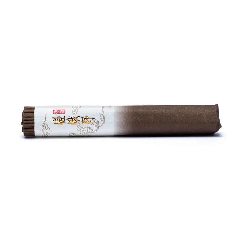 Tokusen Sagano | Japansk Røgelse Røgelsespinde | 36 g | ca. 50 pinde | Brændetid ca. 30 min Tokusen Sagano er en elegant og dybt balancerende japansk røgelse, skabt med aromatisk aloeswood (agartræ) – en af de mest værdsatte ingredienser i klassisk røgelsestradition. Duften er varm, jordnær og raffineret med dybe, træagtige noter, der både virker beroligende og let forfriskende. Denne røgelse er inspireret af Sagano Bambusskoven nær Kyoto – et sted kendt for sine majestætiske bambustræer og sin helt særlige lyd. Sagano er udvalgt som et af Japans “100 Sound Landscapes” – lyde, der minder os om at sætte tempoet ned og lytte til naturens egen rytme. Tokusen Sagano er en duftmæssig hyldest til følelsen af at gå gennem bambusskoven, mens vinden bevæger træerne og skaber en meditativ, næsten tidløs stemning. Duft & energi Duftprofil: Aloeswood / agartræ Karakter: Dyb, jordnær, rolig og elegant Energi: Indre stilhed, grounding, klarhed og nærvær Tokusen Sagano er ideel til stille stunder, hvor du ønsker at trække dig tilbage fra hverdagens støj og finde tilbage til dit naturlige flow. Anvendelse Perfekt til meditation, zen-praksis og fordybelse Velegnet til aftener, refleksion og spirituelle ritualer Skaber en rolig, naturlig atmosfære i hjemmet Ideel til dem, der foretrækker dybe, ikke-søde dufte Hver rulle indeholder ca. 50 røgelsespinde med en brændetid på omkring 30 minutter pr. pind – en harmonisk længde, der passer til både korte og længere ritualer.