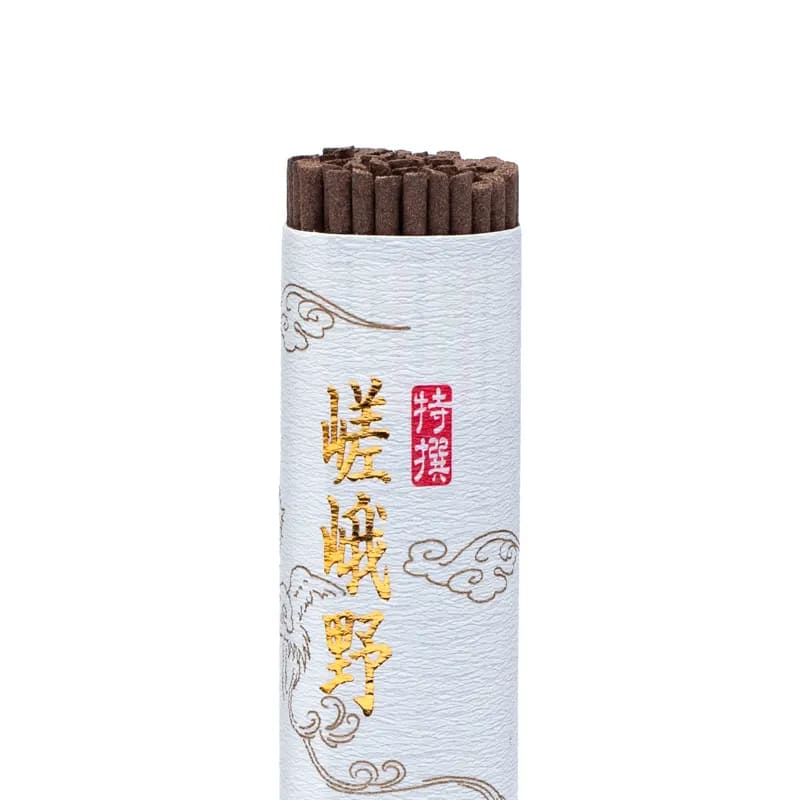 Tokusen Sagano | Japansk Røgelse Røgelsespinde | 36 g | ca. 50 pinde | Brændetid ca. 30 min Tokusen Sagano er en elegant og dybt balancerende japansk røgelse, skabt med aromatisk aloeswood (agartræ) – en af de mest værdsatte ingredienser i klassisk røgelsestradition. Duften er varm, jordnær og raffineret med dybe, træagtige noter, der både virker beroligende og let forfriskende. Denne røgelse er inspireret af Sagano Bambusskoven nær Kyoto – et sted kendt for sine majestætiske bambustræer og sin helt særlige lyd. Sagano er udvalgt som et af Japans “100 Sound Landscapes” – lyde, der minder os om at sætte tempoet ned og lytte til naturens egen rytme. Tokusen Sagano er en duftmæssig hyldest til følelsen af at gå gennem bambusskoven, mens vinden bevæger træerne og skaber en meditativ, næsten tidløs stemning. Duft & energi Duftprofil: Aloeswood / agartræ Karakter: Dyb, jordnær, rolig og elegant Energi: Indre stilhed, grounding, klarhed og nærvær Tokusen Sagano er ideel til stille stunder, hvor du ønsker at trække dig tilbage fra hverdagens støj og finde tilbage til dit naturlige flow. Anvendelse Perfekt til meditation, zen-praksis og fordybelse Velegnet til aftener, refleksion og spirituelle ritualer Skaber en rolig, naturlig atmosfære i hjemmet Ideel til dem, der foretrækker dybe, ikke-søde dufte Hver rulle indeholder ca. 50 røgelsespinde med en brændetid på omkring 30 minutter pr. pind – en harmonisk længde, der passer til både korte og længere ritualer.