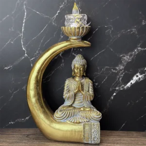 buddha på stødtand statue i gyldne nuancer