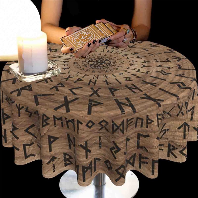 rune tarot dug I brun med sorte runer påtegnet stoffet