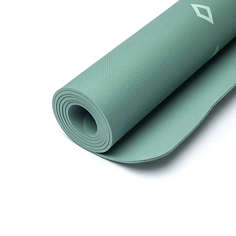yogamåtten liggende rullet sammen
