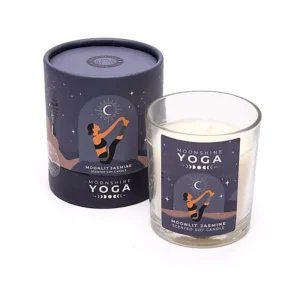 mørkeblå etiket med yoga kvinde på. lyset er i glas